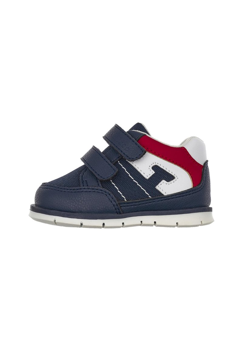 Sneaker per bambini di colore blu navy con accenti bianchi e rossi, realizzati in un materiale sintetico testurizzato. Presentano due cinturini in velcro e una suola in gomma.