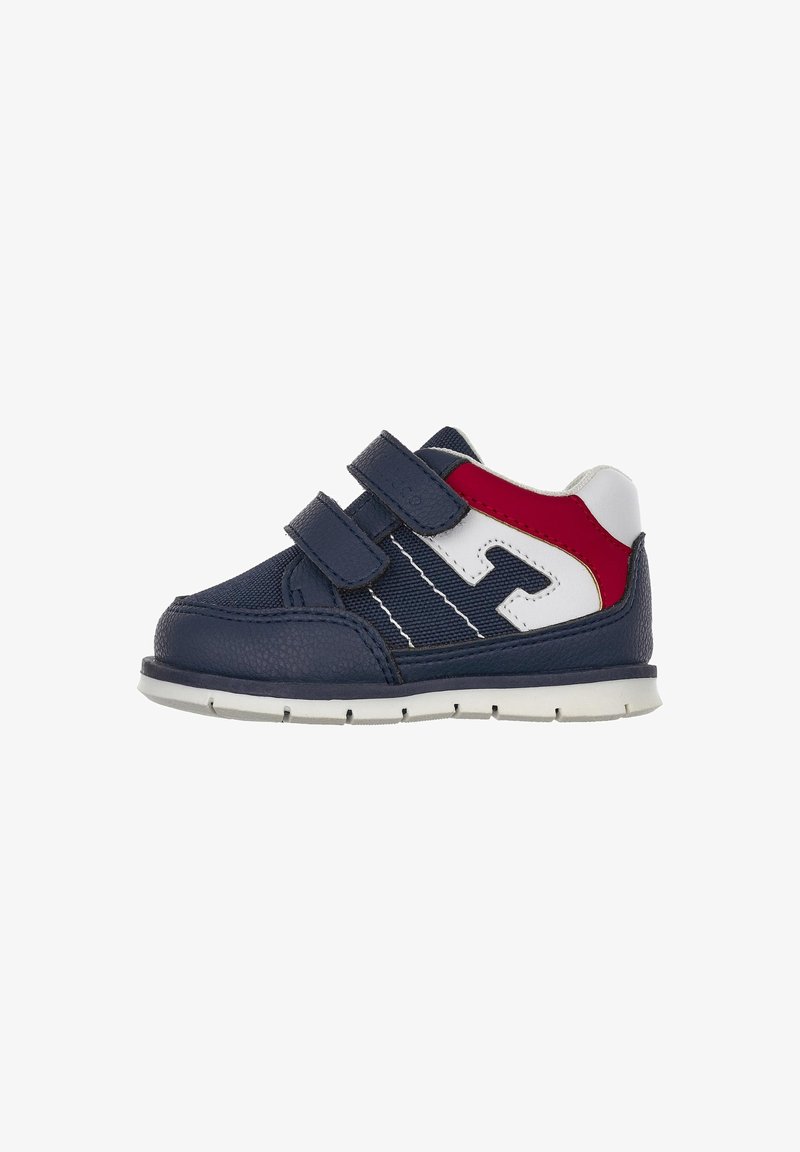Sneaker per bambini di colore blu navy con accenti bianchi e rossi, realizzati in un materiale sintetico testurizzato. Presentano due cinturini in velcro e una suola in gomma.