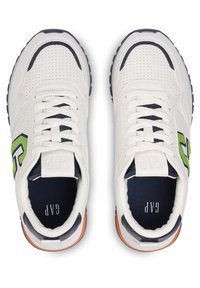 Białe buty sportowe z perforowaną teksturą, zielonymi i granatowymi akcentami, okrągłym noskiem, płaskimi sznurówkami oraz pomarańczowymi detalami na pięcie.
