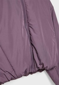 Lila gepolsterte Jacke mit einer glatten, strukturierten Oberfläche, Reißverschluss, elastischem Saum und Seitentaschen.