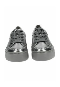Sneaker grigio metallizzato in pelle liscia, con punta rotonda, lacci frontali, dettagli decorativi perforati e suola in gomma.
