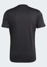 Svart idrottströja med korta ärmar, tillverkad av fukttransporterande tyg. Har en rund hals och diskreta reflektorer på axlarna.