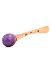 Rullo per il viso in ametista con una testa in pietra viola sfaccettata e un manico metallico rosa antico liscio che presenta il testo "CRYSTALLOVE."