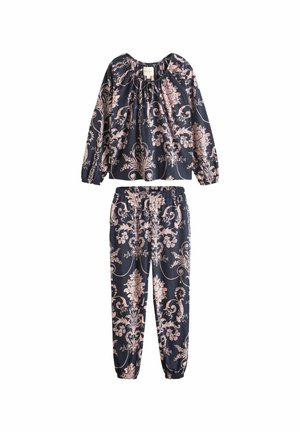 Zestaw loungewear w kwiatowy wzór z ciemnoniebieskim tłem i jasnoróżowymi akcentami. Top ma marszczony dekolt; spodnie mają elastyczne mankiety.