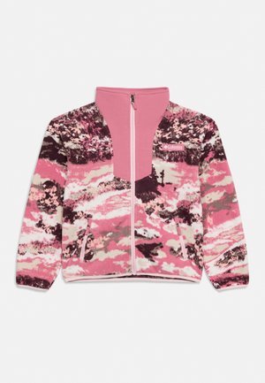 Chaqueta polar de camuflaje rosa y púrpura con cremallera completa, cuello alto, dos bolsillos con cremallera y logo de Columbia en el pecho.