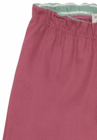 Roze stof met een gestructureerde afwerking en een elastische tailleband in een contrasterend lichtgroen. De bovenkant heeft een gestreept patroon.