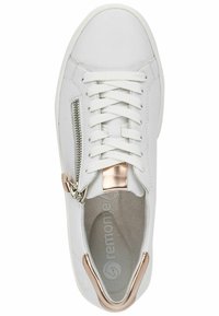 Baskets en cuir blanc avec un bout rond, un laçage frontale, un détail de fermeture éclair sur le côté et un accent en or rose près du talon. Texture lisse sur toute la surface.
