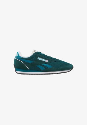 Sneaker Reebok verde petrolio scuro con tomaia in mesh e suede, fodera interna bianca, rifinitura della suola bianca e logo del marchio blu sul lato e sul tallone.