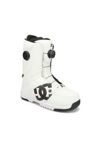 Snowboardstiefel mit einem weißen Synthetik-Obermaterial, schwarzem Akzent-Logo, dualem Boa-Schnürsystem und strukturiertem Gummisohle für Halt.