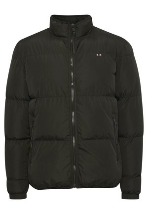 Chaqueta acolchada negra con cuello alto, cierre frontal y dos bolsillos laterales; cuenta con secciones cosidas y un pequeño logo con acentos en rojo y blanco.