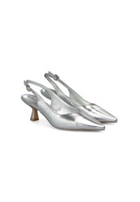 Tacchi slingback metallici argento con punta affusolata, tacco sottile e dettaglio decorativo a fibbia sulla cinghia alla caviglia.