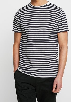 T-shirt en coton rayé bleu marine et gris avec un col rond et des manches courtes, offrant une coupe décontractée et des détails subtils à l'ourlet.