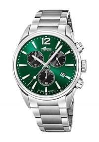 Reloj de hombre con correa de acero inoxidable plateado. La esfera verde presenta marcadores de hora plateados, tres subesferas de cronógrafo negras y un indicador de fecha.