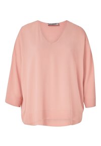 Blusa rosa claro hecha de tejido suave, con escote en V, mangas tres cuartos y un ajuste holgado y relajado. Textura suave, diseño minimalista.