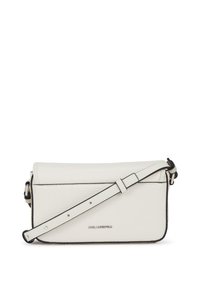 Biely kožený crossbody batoh s čiernym lemovaním, obdĺžnikový tvar, nastaviteľný popruh a diskrétne logo značky na prednej strane. Textúrovaný povrch.