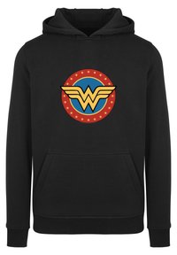 Čierna mikina s kapucňou, na ktorej je kruhový logo Wonder Woman s modrým pozadím, červeným okrajom a žltým krídlovým dizajnom "W".