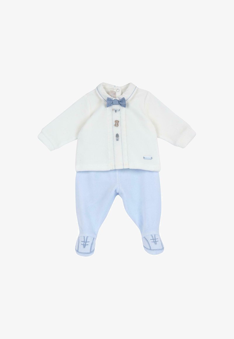 Combinaison bébé blanche à manches longues avec pantalon bleu clair, boutons devant en forme d’ours en peluche, et un nœud papillon à carreaux bleus au col.