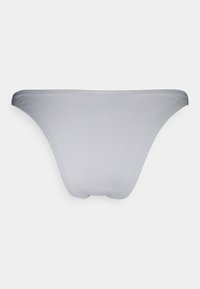 Roupa interior feminina de cor cinza claro, com um padrão canelado e uma textura suave, design minimalista e um corte baixo. A frente e as costas são idênticas em forma.