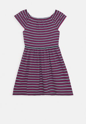 Pasiasta sukienka w kolorze granatowym, różowym i białym. Posiada krótkie rękawy, elastyczny dekolt oraz marszczoną talię, z rozkloszowanym dołem.