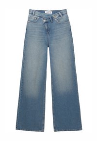 Jean bleu clair à jambes larges, taille haute, fermeture par bouton et zip, poches avant et arrière, et passants pour ceinture.