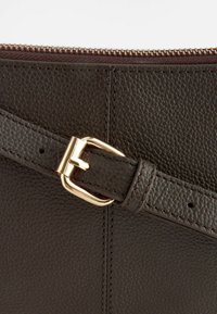 Next POCKET MESSENGER - REGULAR FIT - Rankinė per petį - chocolate brown