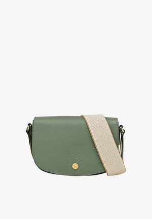 Grüne Leder-Crossbody-Tasche mit Klappenverschluss, goldenen Beschlägen und einem strukturierten cremefarbenen Tragegurt. Verfügt über eine subtile Logo-Prägung.