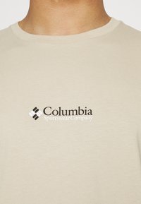 Columbia BASIC LOGO™ SHORT SLEEVE - T-shirt estampada - ancient fossil