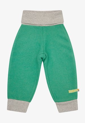 Groene fleecetruipanten met een grijze elastische tailleband en boorden. Heeft een ronde kniestuk en een klein "loud + proud" label aan de zijkant.
