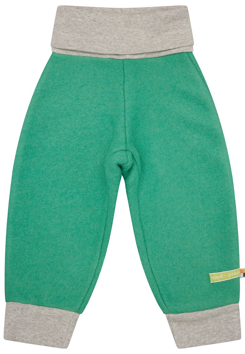 Grüne Fleece-Sweatpants mit einem grauen elastischen Bund und Bündchen. Mit einem runden Kniepatch und einem kleinen "loud + proud"-Etikett an der Seite.