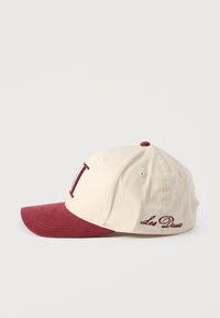 Μπεζ και μπορντό καπέλο του μπέιζμπολ με κεντημένο το «Les Deux» στο πλάι, μπορντό γείσο και κουμπί στην κορυφή.