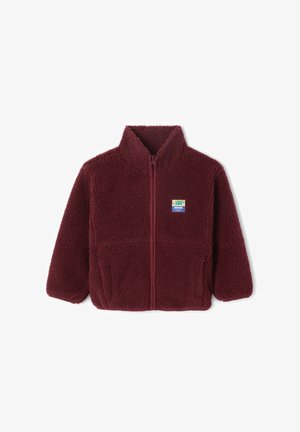 Bordeaux fleecejakke med fuld lynlås, høj krave, sidelommer og et lille multicolor-patch på venstre bryst.