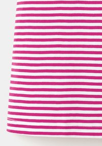 Gros plan d’un tissu à rayures horizontales roses et blanches avec un ourlet cousu au bord inférieur.