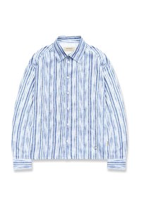 Chemise à manches longues boutonnée avec des rayures verticales bleues et blanches, col pointu, et petits logos près de l'ourlet sur un fond blanc.