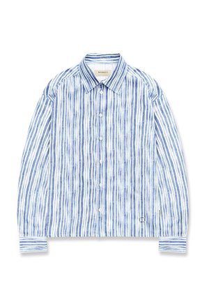 Camicia a maniche lunghe con bottoni, righe verticali blu e bianche, colletto appuntito e piccoli loghi vicino all'orlo su sfondo bianco.