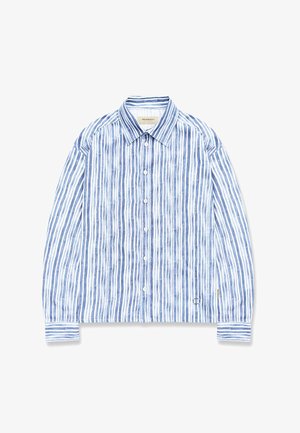 Camisa de manga larga con botones, con rayas verticales azules y blancas, cuello puntiagudo y pequeños logotipos cerca del dobladillo sobre un fondo blanco.