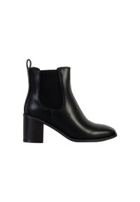 Bottine en cuir noir avec des panneaux latéraux élastiques, un bout effilé et un talon bloc de hauteur moyenne. Dispose d'une languette à l'arrière.