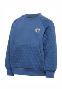 Blå vadderad långärmad sweatshirt med framficka, tryckknappar på axeln och liten broderad logga på bröstet.