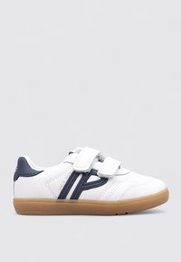 Zapatos deportivos blancos con acentos en color marino, dos correas de Velcro, acabado texturizado y suela de goma. Presenta un diseño cosido y detalle del logo.