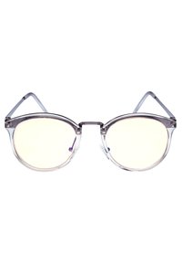 Kirkas kissansilmämuotoiset aurinkolasit, joissa on läpinäkyvä kehys, vaaleat linssit, metallinen silta ja hoikat hopeiset varret.