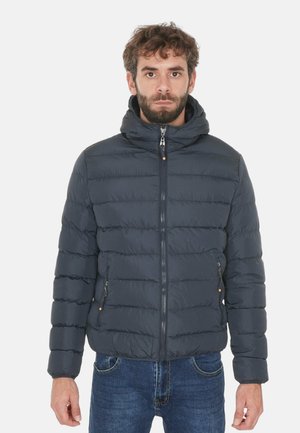 Giacca imbottita blu scuro con cappuccio, dotata di zip frontale e due tasche laterali. Texture trapuntata con una finitura liscia.