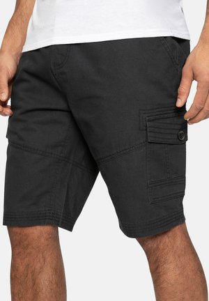 Schwarze Cargo-Shorts aus Baumwolle, mit Seitentaschen, genähten Akzenten und einem Knopfverschluss. Sie sind in einem lässigen Schnitt und mit einer glatten Textur gestaltet.