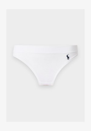 Λευκό εσώρουχο στυλ μπικίνι με μαύρο λογότυπο παίκτη πόλο στη δεξιά πλευρά του γοφού, παρουσιάζεται σε απλό ανοιχτό φόντο.