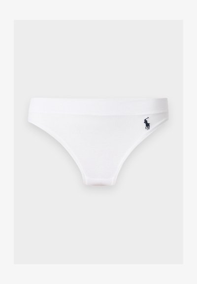 Λευκό εσώρουχο στυλ μπικίνι με μαύρο λογότυπο παίκτη πόλο στη δεξιά πλευρά του γοφού, παρουσιάζεται σε απλό ανοιχτό φόντο.
