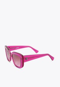 Occhiali da sole rettangolari rosa con accentature di strass lungo la montatura, lenti scure e aste spesse trasparenti.