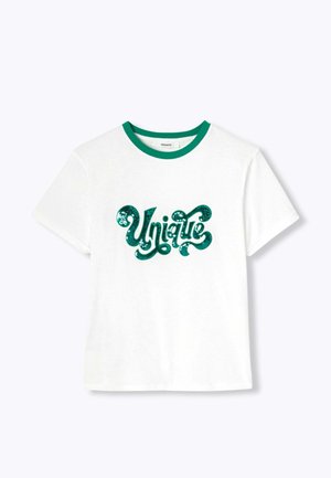 T-shirt blanc à manches courtes avec un col côtelé vert ; présent sur le devant un texte en sequins verts épelant "Unique" dans une police courbée.