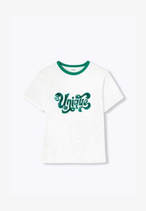 T-shirt blanc à manches courtes avec un col côtelé vert ; présent sur le devant un texte en sequins verts épelant "Unique" dans une police courbée.