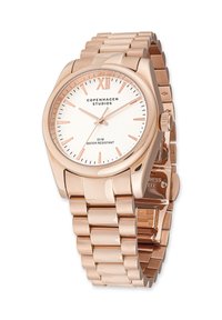 Roségoldene Metallarmbanduhr mit weißem Zifferblatt, minimalistischen Stundenmarkierungen, römischer Ziffer XII und "Copenhagen Studios"-Branding, wasserdicht bis 50 m.