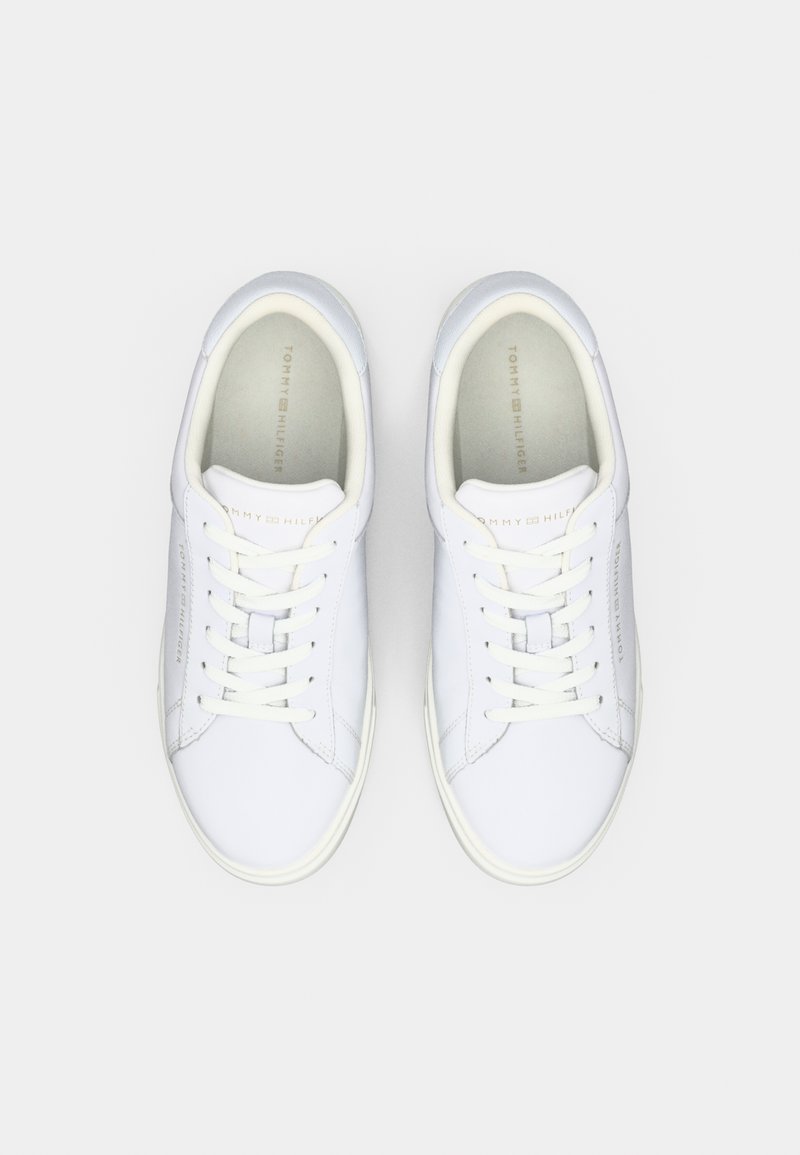 Weiße Sneakers aus glattem Leder mit runder Zehenform, Schnürsenkeln und "TOMMY HILFIGER"-Branding an der Seite. Minimalistisches Design.