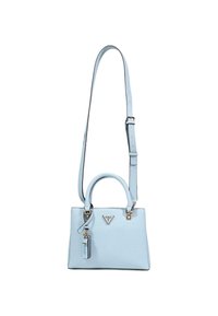 Sac à main bleu clair avec poignées supérieures, bandoulière longue réglable, garnitures dorées, logo triangulaire et étiquette de marque attachée.