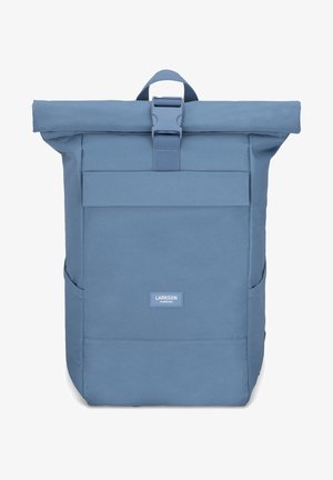 Kék, praktikus roll-top hátizsák tartós anyagból, elülső zsebbel, állítható pántokkal és erős csattos záródással.